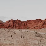 FootballR - NFL - Eine Wüstenlandschaft mit roten Felsen im Hintergrund.