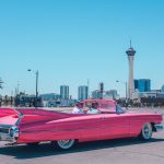 FootballR - NFL - Ein rosa Cabrio mitten in der Stadt.