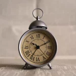 FootballR - NFL - Ein Wecker sitzt auf einer Zeitung.