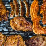 FootballR - NFL - Auf dem Grill werden verschiedene Fleischsorten zubereitet.