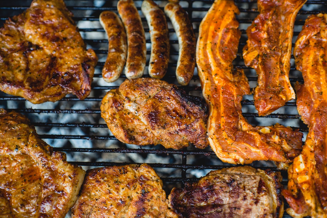 FootballR - NFL - Auf dem Grill werden verschiedene Fleischsorten zubereitet.