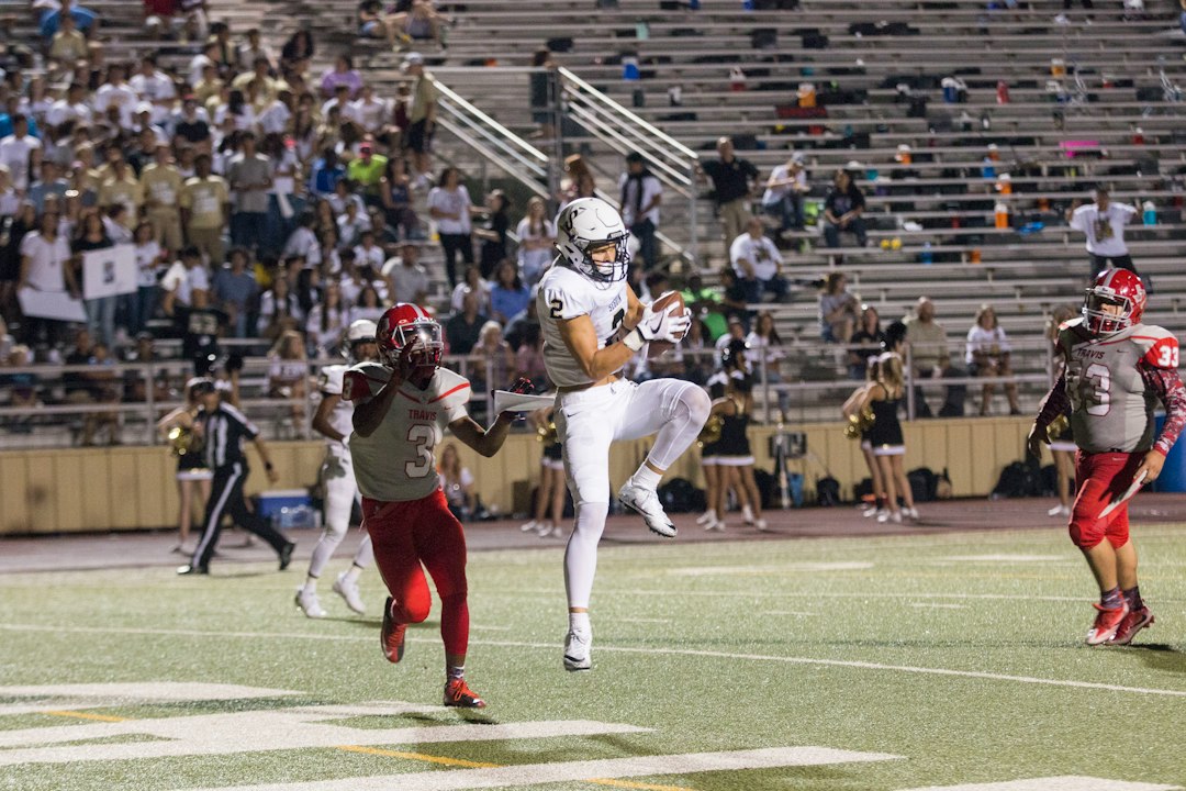 FootballR - NFL - Ein Fußballspieler springt während eines Spiels für einen Touchdown.