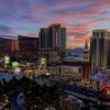 FootballR - NFL - Ein Blick auf den Las Vegas Strip in der Abenddämmerung.