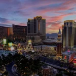 FootballR - NFL - Ein Blick auf den Las Vegas Strip in der Abenddämmerung.