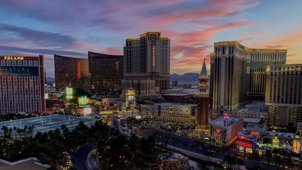 FootballR - NFL - Ein Blick auf den Las Vegas Strip in der Abenddämmerung.