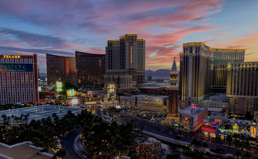 FootballR - NFL - Ein Blick auf den Las Vegas Strip in der Abenddämmerung.