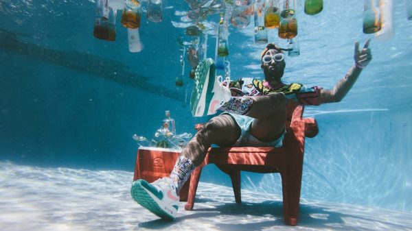 FootballR - NFL - Ein Mann sitzt mit Flaschen auf einem Stuhl unter Wasser.