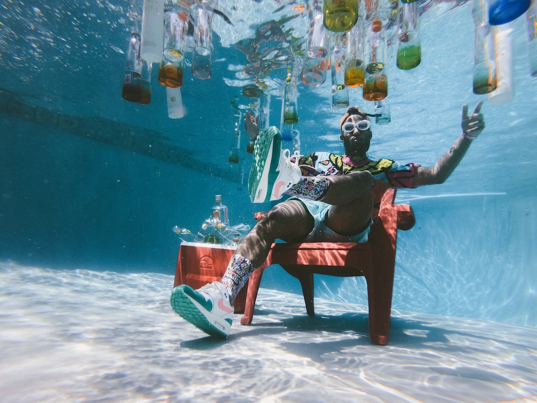 FootballR - NFL - Ein Mann sitzt mit Flaschen auf einem Stuhl unter Wasser.