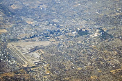 FootballR - NFL - Eine Luftaufnahme einer Stadt und eines Flughafens.