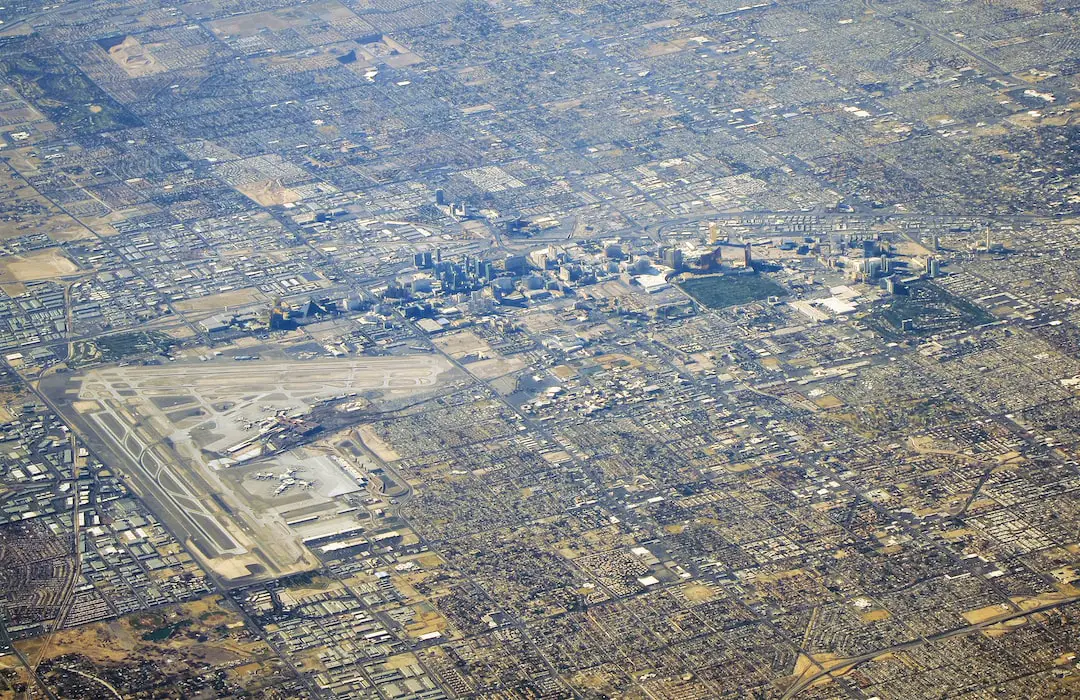 FootballR - NFL - Eine Luftaufnahme einer Stadt und eines Flughafens.
