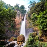 FootballR - NFL - Ein Wasserfall im Wald.