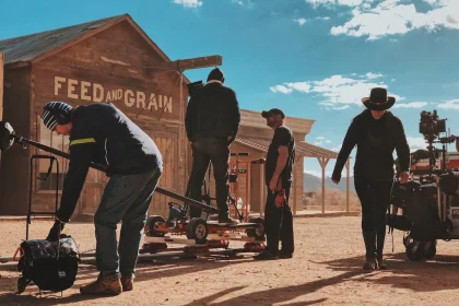 FootballR - NFL - Eine Gruppe Männer steht auf einem Karren vor einem Gebäude.