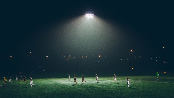FootballR - NFL - Ein Fußballplatz wurde nachts beleuchtet.