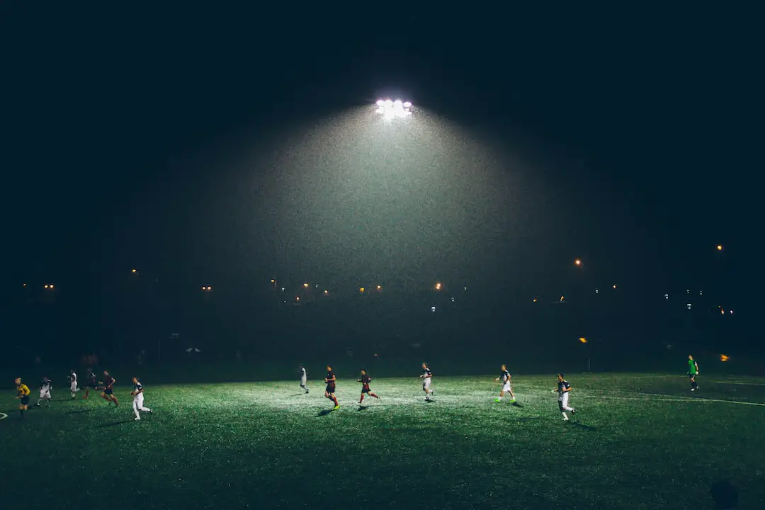 FootballR - NFL - Ein Fußballplatz wurde nachts beleuchtet.