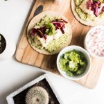 FootballR - NFL - Guacamole-Tacos auf einem Schneidebrett mit einem Kaktus.