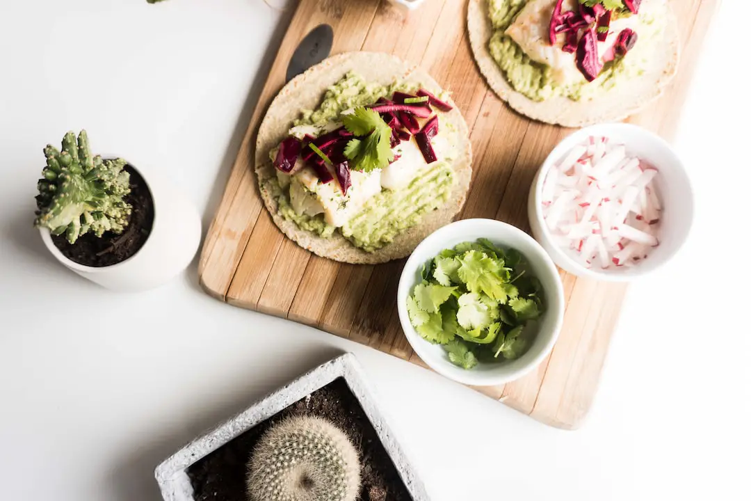 FootballR - NFL - Guacamole-Tacos auf einem Schneidebrett mit einem Kaktus.