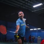 FootballR - NFL - Ein Mann spielt Badminton mit einem Schläger.