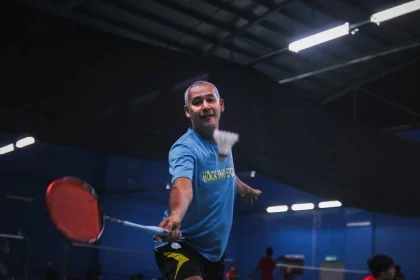 FootballR - NFL - Ein Mann spielt Badminton mit einem Schläger.