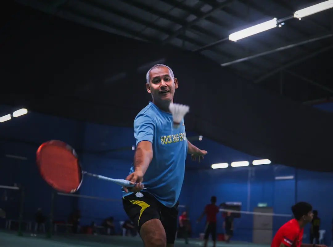 FootballR - NFL - Ein Mann spielt Badminton mit einem Schläger.