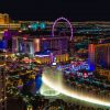 FootballR - NFL - Ein Blick auf den Las Vegas Strip bei Nacht.