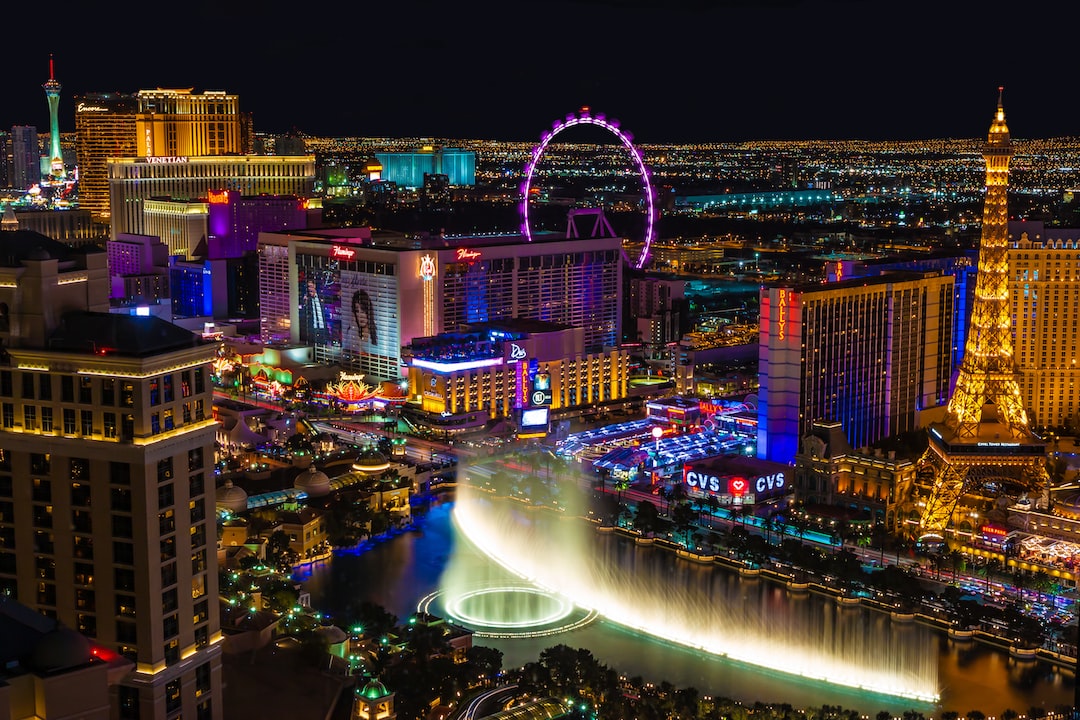 FootballR - NFL - Ein Blick auf den Las Vegas Strip bei Nacht.