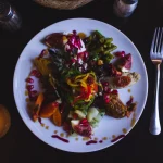 FootballR - NFL - Diese Beschreibung wurde automatisch generiert. Ein Teller mit Essen auf einem Tisch.