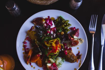 FootballR - NFL - Diese Beschreibung wurde automatisch generiert. Ein Teller mit Essen auf einem Tisch.