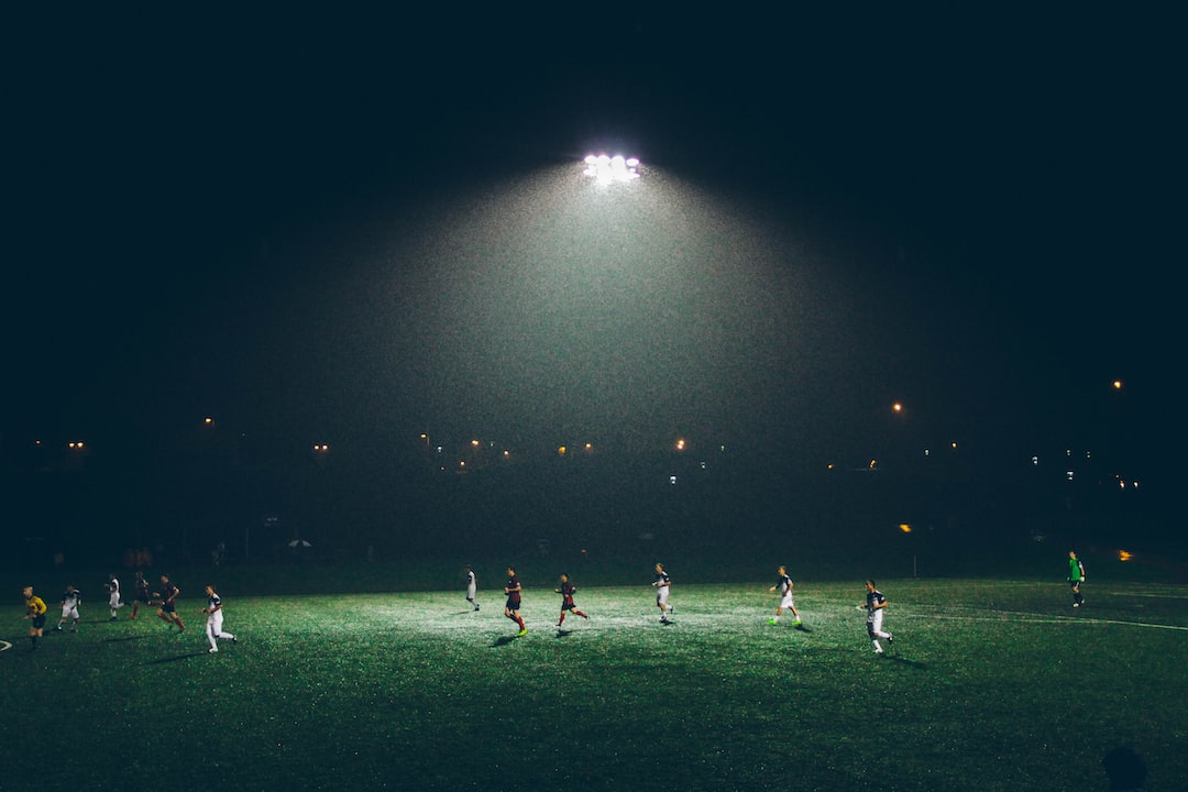 FootballR - NFL - Ein Fußballplatz wurde nachts beleuchtet.