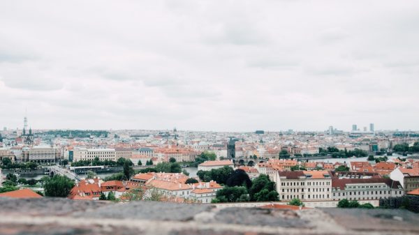 FootballR - NFL - Ein Blick auf Prag von der Spitze eines Turms.