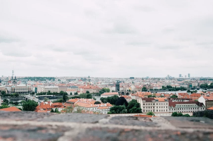 FootballR - NFL - Ein Blick auf Prag von der Spitze eines Turms.