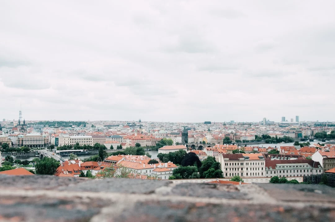FootballR - NFL - Ein Blick auf Prag von der Spitze eines Turms.