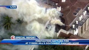 FootballR - NFL Tyreek Hill - In einem Haus in Tyler, Florida, brennt ein Feuer.