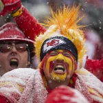 FootballR - NFL - NFL Fan of the Year 2024 - Chiefs vs. Dolphins - Chiefs-Fans trotzen extremen Wetterbedingungen im Schnee. Frostbite-Opfern drohen Amputationen