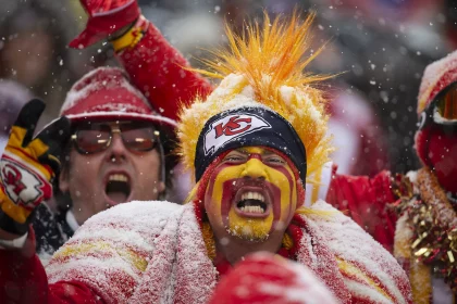 FootballR - NFL - NFL Fan of the Year 2024 - Chiefs vs. Dolphins - Chiefs-Fans trotzen extremen Wetterbedingungen im Schnee. Frostbite-Opfern drohen Amputationen