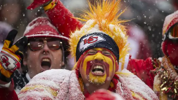 FootballR - NFL - Chiefs vs. Dolphins - Chiefs-Fans trotzen extremen Wetterbedingungen im Schnee.