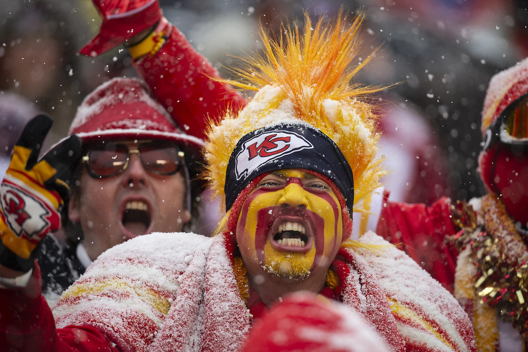 FootballR - NFL - NFL Fan of the Year 2024 - Chiefs vs. Dolphins - Chiefs-Fans trotzen extremen Wetterbedingungen im Schnee. Frostbite-Opfern drohen Amputationen