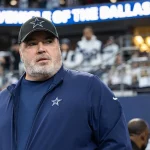 FootballR - NFL - Der Cheftrainer der Dallas Cowboys, Mike McCarthy, steht auf dem Spielfeld.