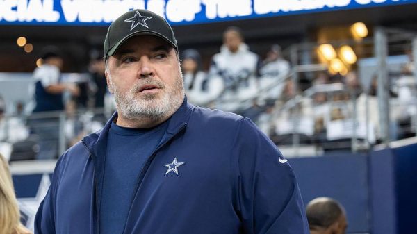 FootballR - NFL - Der Cheftrainer der Dallas Cowboys, Mike McCarthy, steht auf dem Spielfeld.