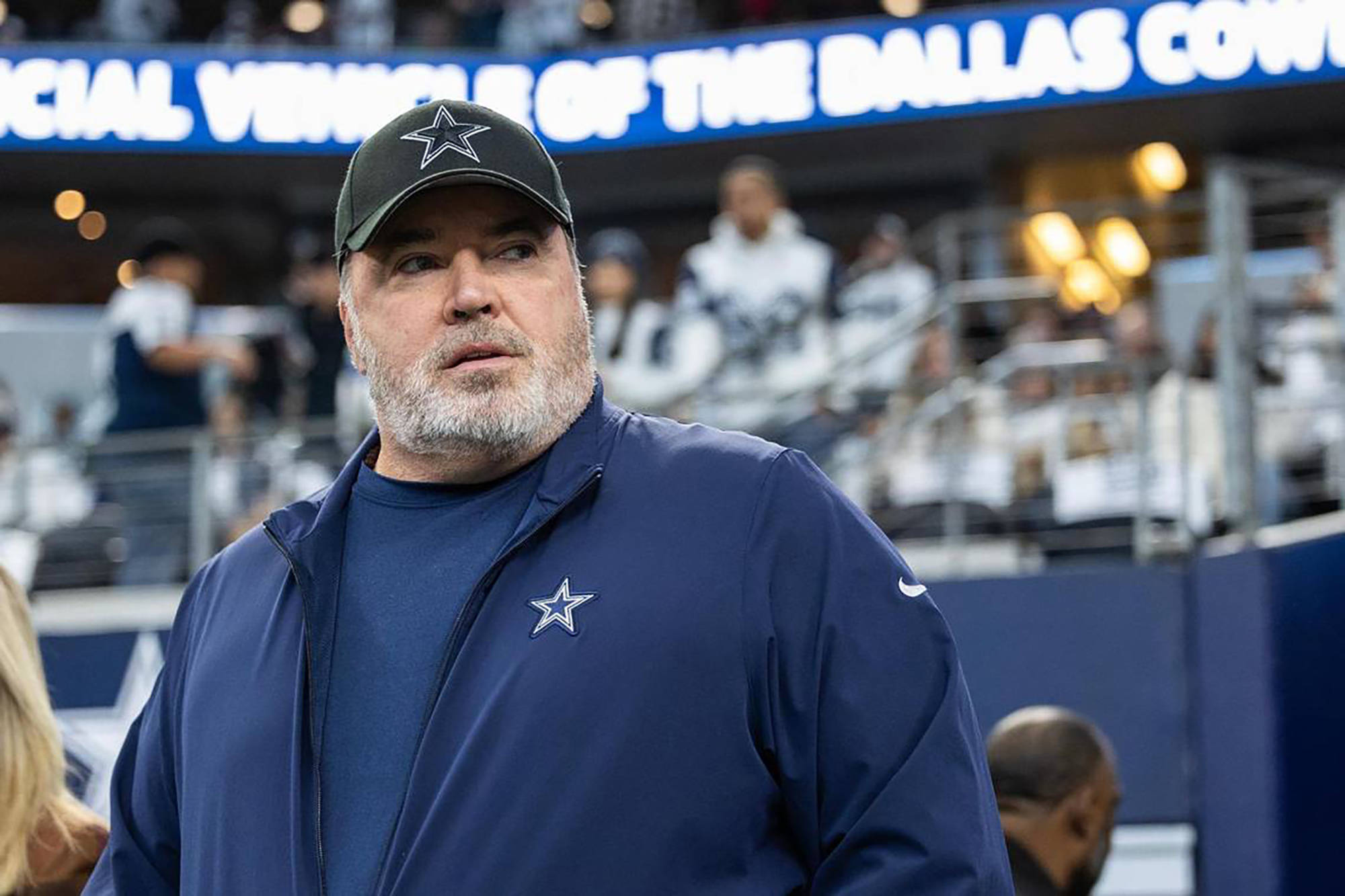 FootballR - NFL - Der Cheftrainer der Dallas Cowboys, Mike McCarthy, steht auf dem Spielfeld.