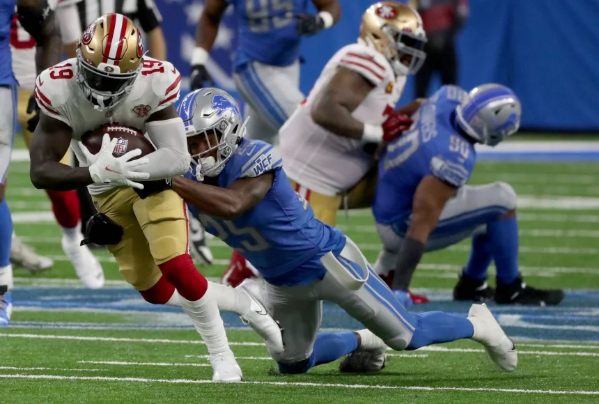 FootballR - NFL - Diese Beschreibung wurde automatisch generiert. Die San Francisco 49ers treffen im NFC Championship Game auf die Detroit Lions, wobei herausragender Spieler Deebo Samuel das grüne Licht erhält.