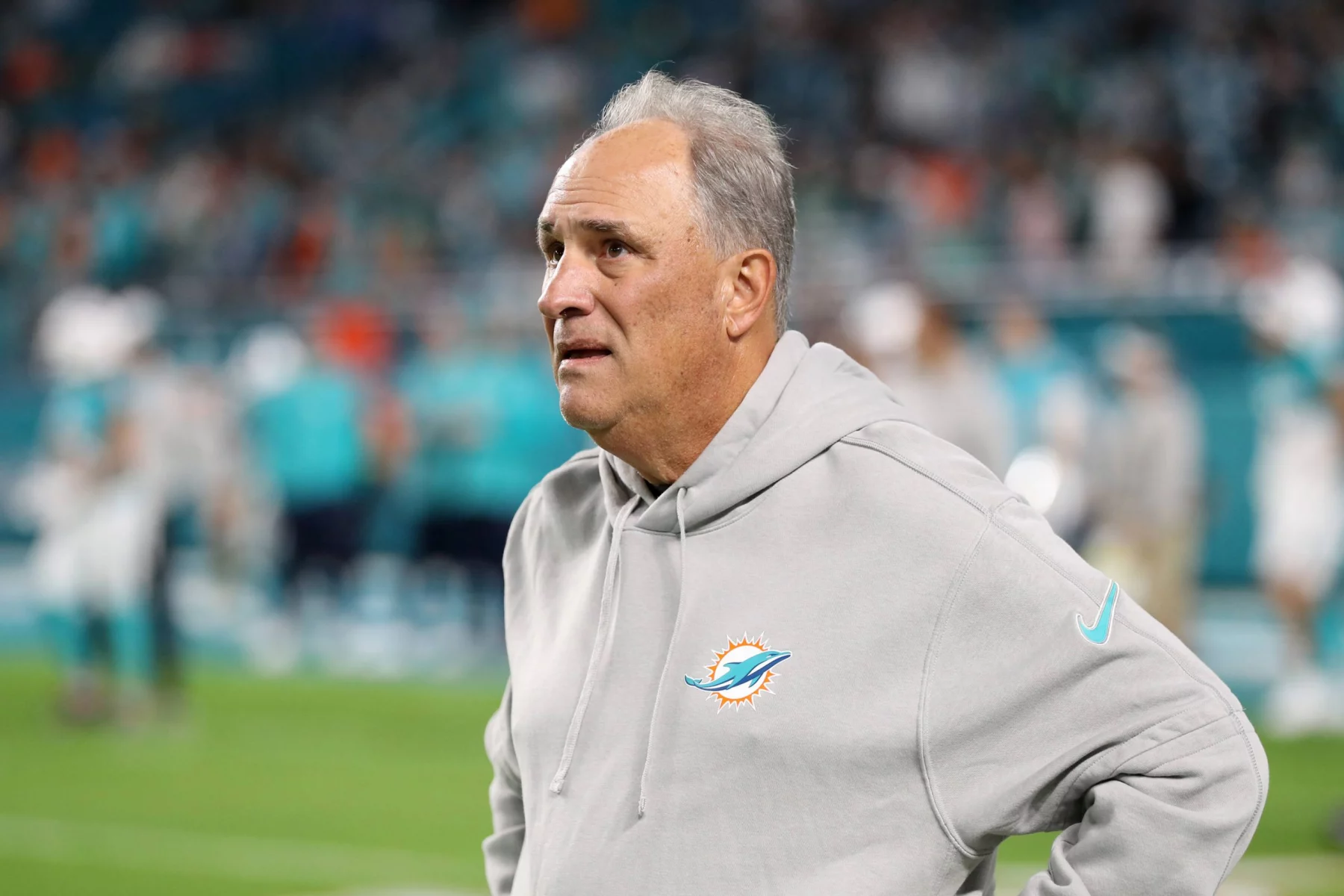 FootballR - NFL - Diese Beschreibung wurde automatisch generiert. Ein Trainer der Miami Dolphins, Vic Fangio, schaut während eines Spiels zu.