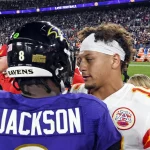 Spieltag 4 - NFL Quarterback Draft Fantasy Football - Wer wird NFL MVP? Diese Beschreibung wurde automatisch generiert. Zwei NFL-Spieler der AFC- und NFC-Conferences unterhalten sich während des Halbfinals auf dem Spielfeld. Patrick Mahomes und Lamar Jackson am Feld.