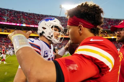 FootballR - NFL - In der NFL Divisional Round treten die Buffalo Bills und die Kansas City Chiefs an, wobei talentierte Quarterbacks beide Teams anführen.