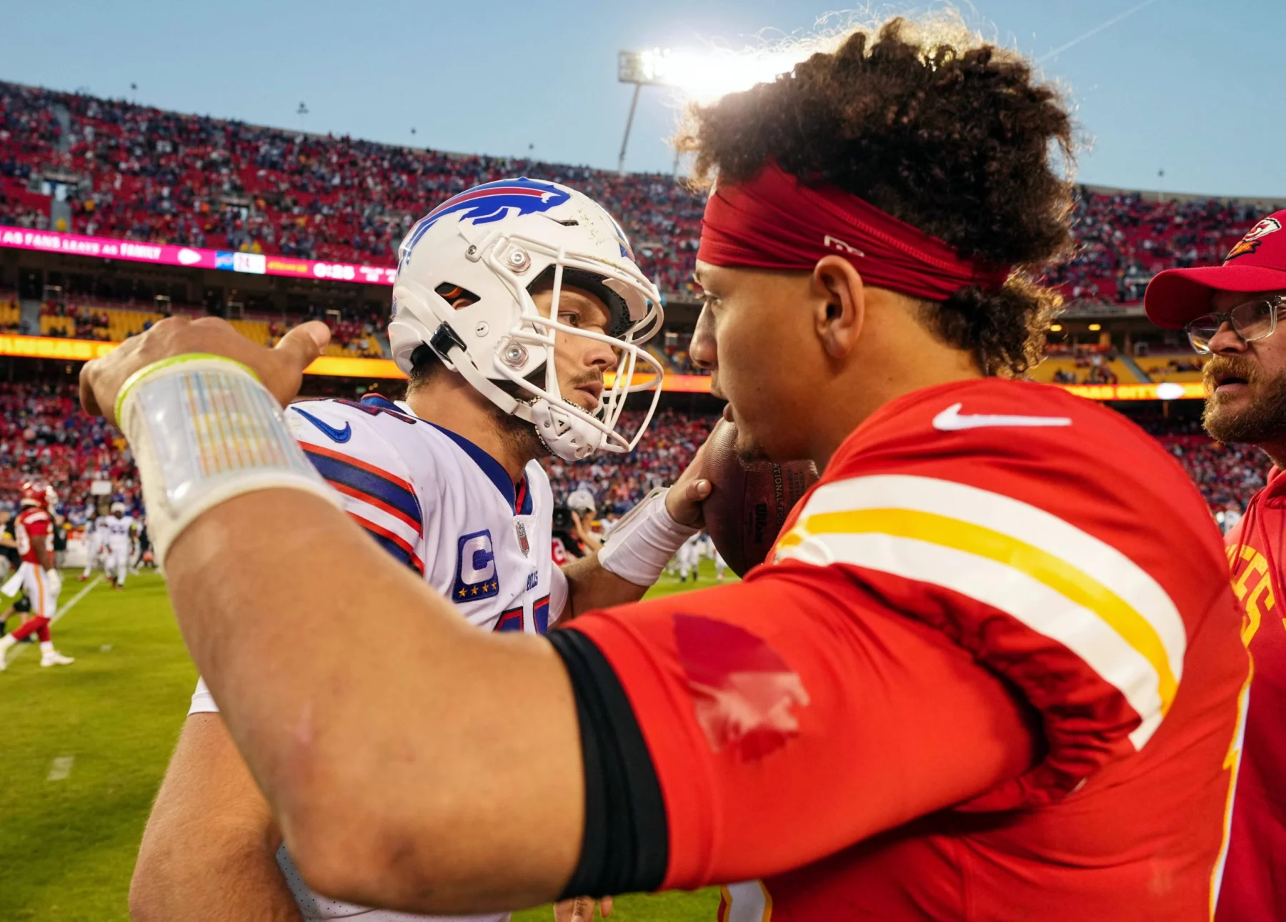 FootballR - NFL - In der NFL Divisional Round treten die Buffalo Bills und die Kansas City Chiefs an, wobei talentierte Quarterbacks beide Teams anführen.