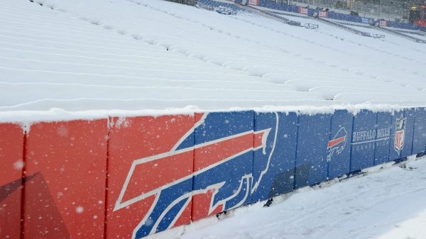 FootballR - NFL - Das Stadion der Buffalo Bills ist aufgrund eines Schneesturms mit Schnee bedeckt.