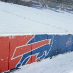 FootballR - NFL - Das Stadion der Buffalo Bills ist aufgrund eines Schneesturms mit Schnee bedeckt.