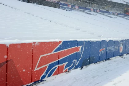 FootballR - NFL - Das Stadion der Buffalo Bills ist aufgrund eines Schneesturms mit Schnee bedeckt.