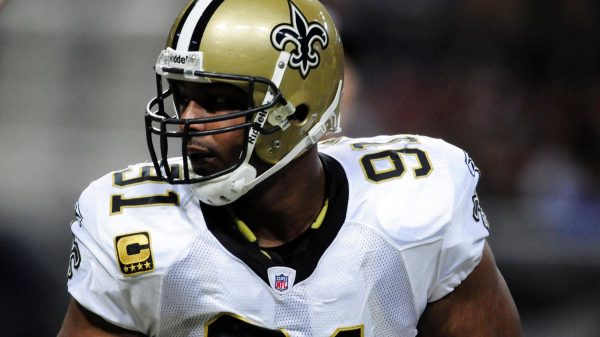 FootballR - NFL - Diese Beschreibung wurde automatisch generiert. Der Footballspieler der New Orleans Saints, Will Smith, trägt einen Helm.