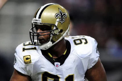 FootballR - NFL - Diese Beschreibung wurde automatisch generiert. Der Footballspieler der New Orleans Saints, Will Smith, trägt einen Helm.