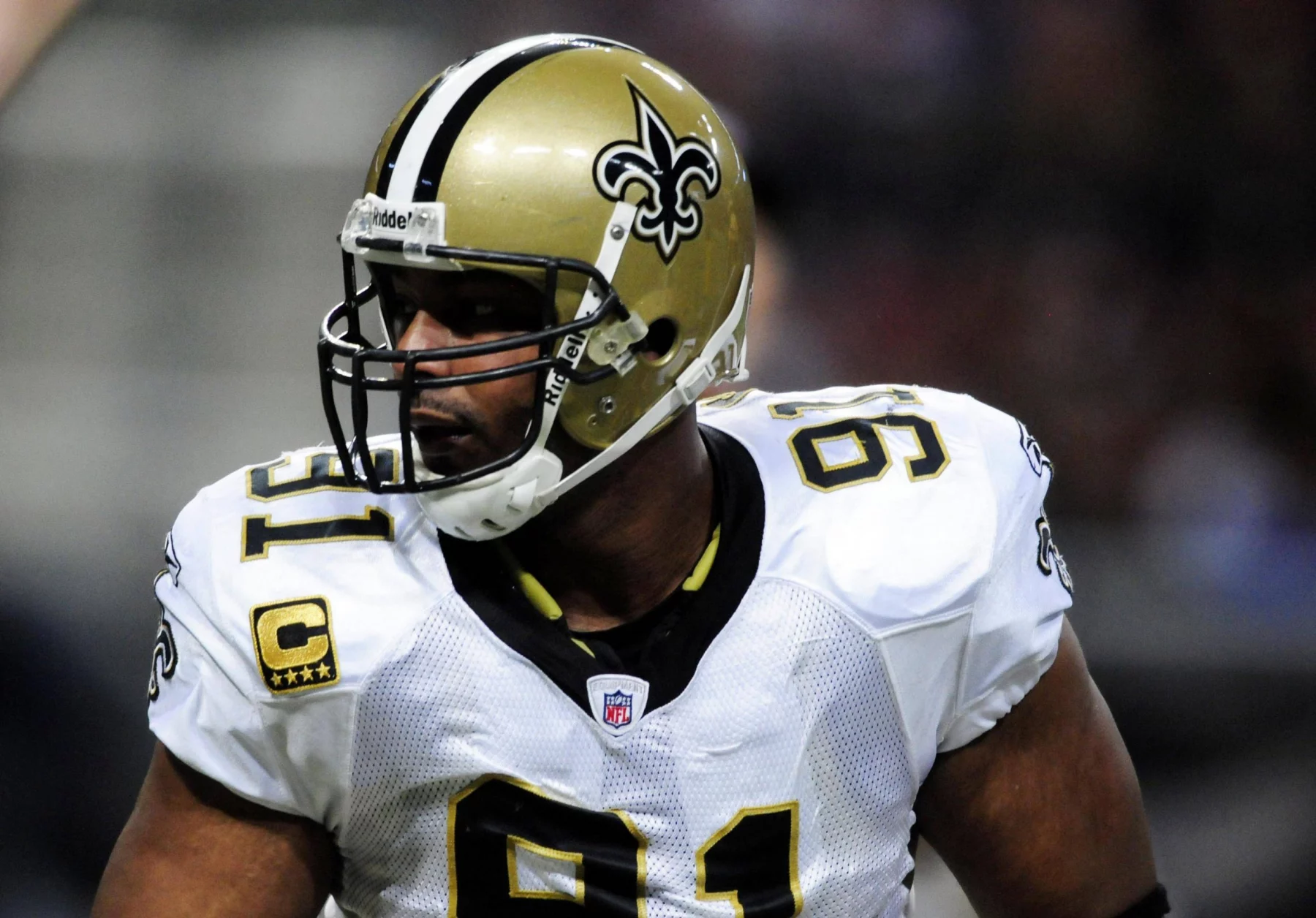 FootballR - NFL - Diese Beschreibung wurde automatisch generiert. Der Footballspieler der New Orleans Saints, Will Smith, trägt einen Helm.